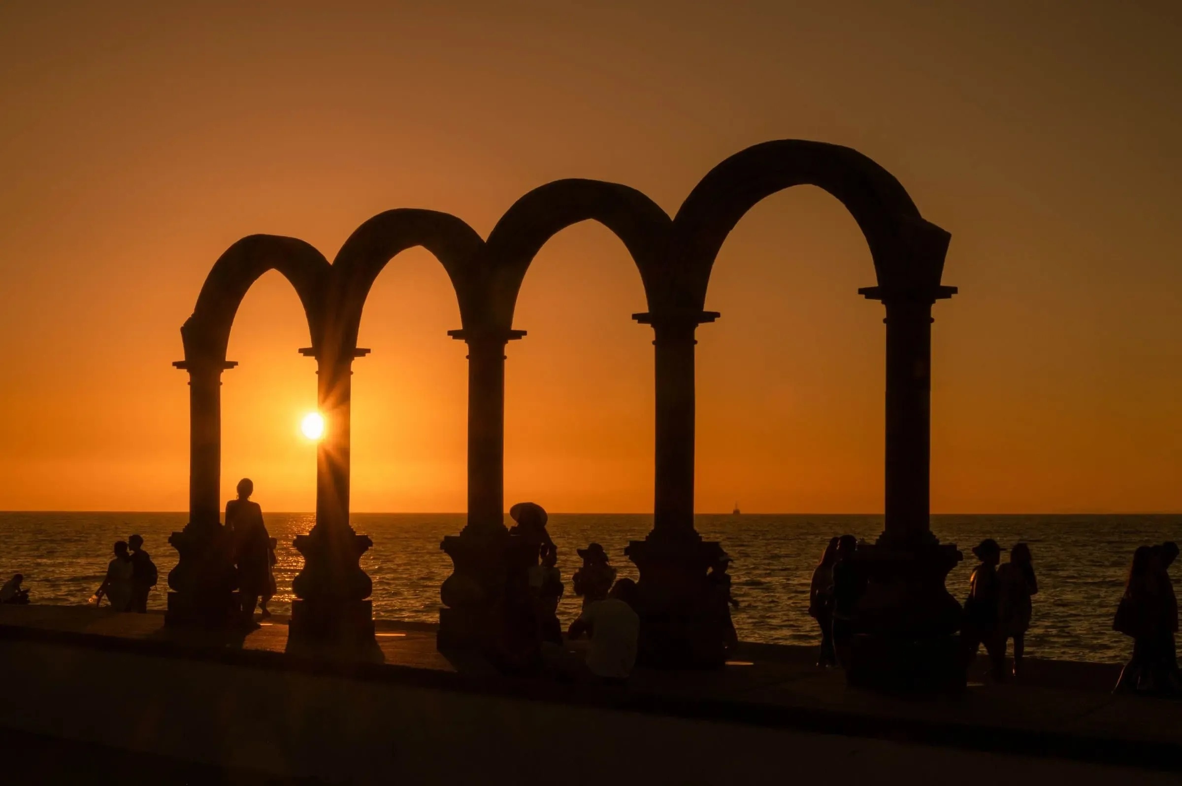 Atardecer en el malecón de Puerto Vallarta. Noches inolvidables en Park Royal: Club Regina Puerto Vallarta.