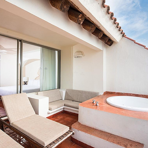 Terraza con jacuzzi y camastros en Park Royal: Club Regina Puerto Vallarta.