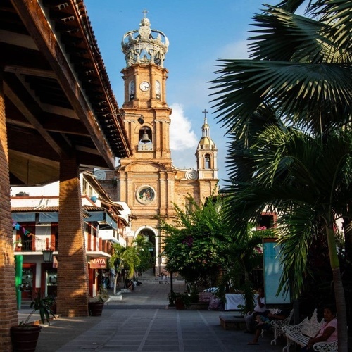Iglesia icónica y palmeras frente a Park Royal: Club Regina Puerto Vallarta.