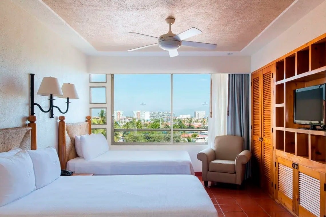 Habitación con dos camas individuales y vista al mar en Park Royal: Club Regina Puerto Vallarta.