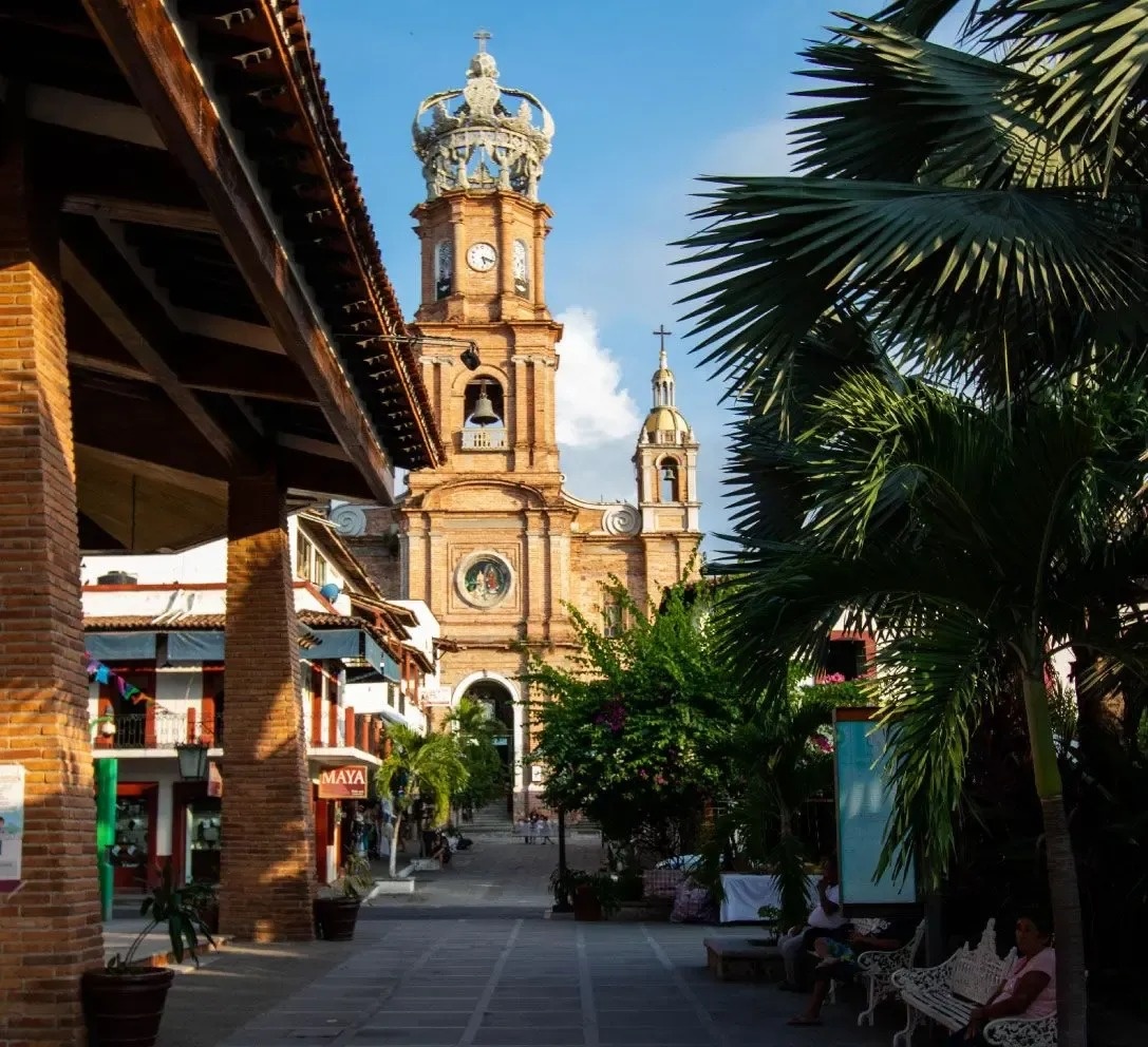 Iglesia icónica de PV cerca de Park Royal: Club Regina, ideal para tu estancia.