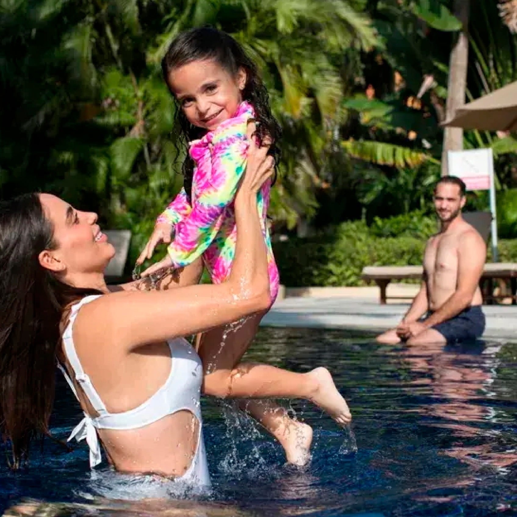 Familia disfrutando piscina en Park Royal: Club Regina Puerto Vallarta.