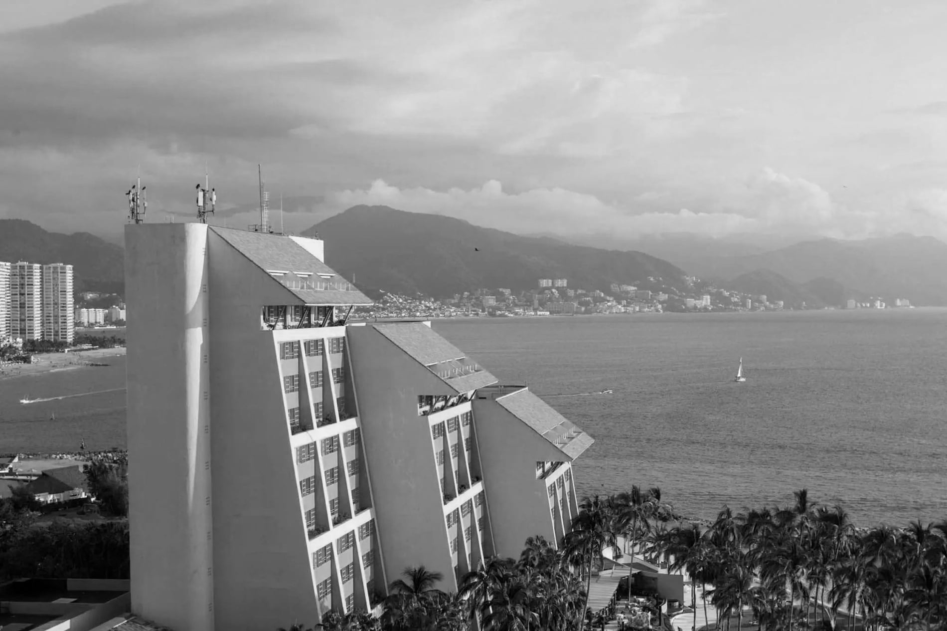 Hotel moderno frente al mar, Park Royal: Club Regina Puerto Vallarta, con vistas a la bahía.=s1900