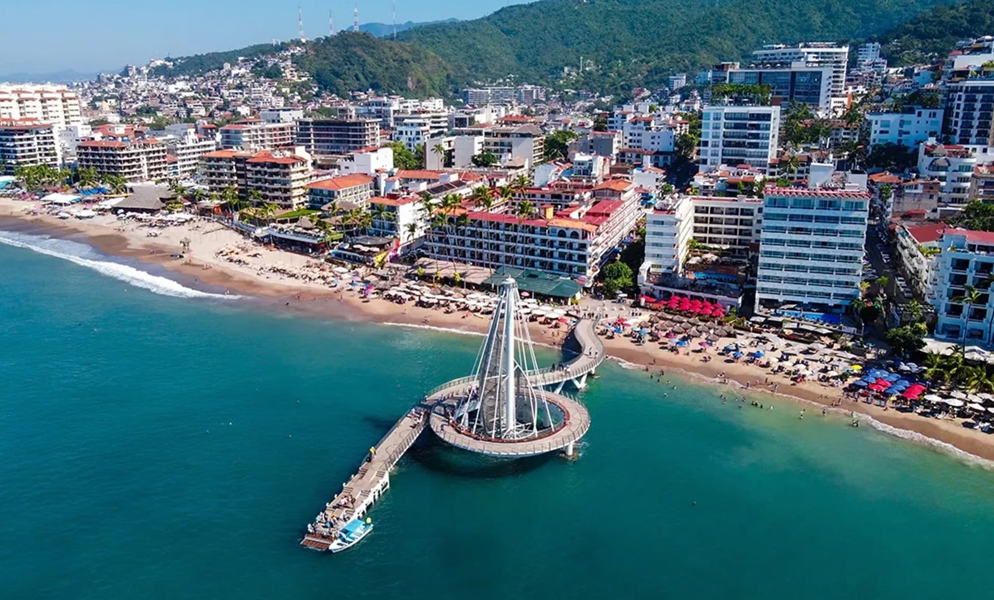 Vista aérea de Park Royal Club Regina Puerto Vallarta con muelle y playa