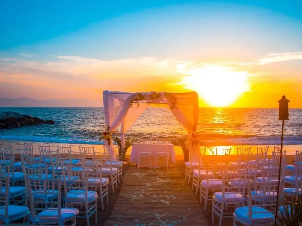 Boda en la playa de Park Royal: Club Regina Puerto Vallarta al atardecer.