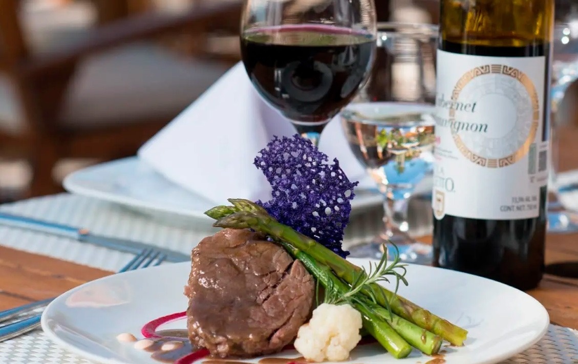 Filete de res con espárragos y vino tinto en Park Royal: Club Regina Puerto Vallarta.