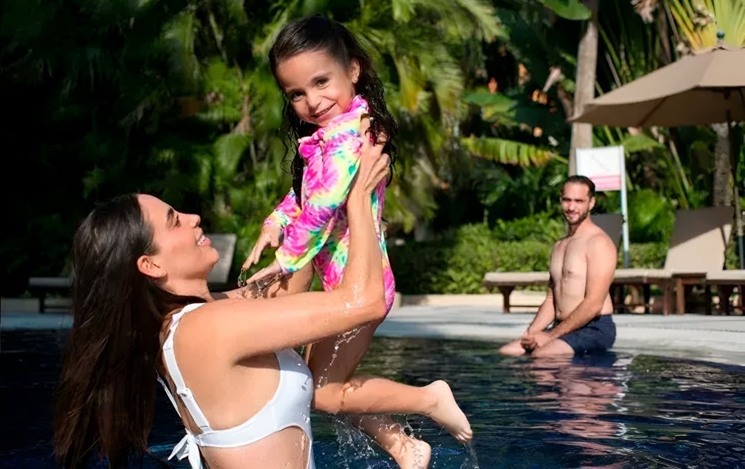 Familia disfrutando en la alberca de Park Royal: Club Regina Puerto Vallarta