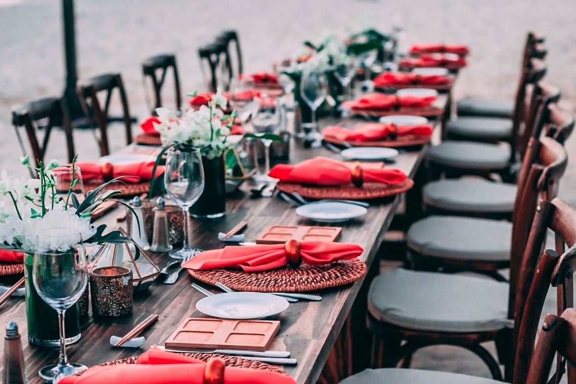 Elegante mesa de comedor en Park Royal: Club Regina Puerto Vallarta, lista para evento.