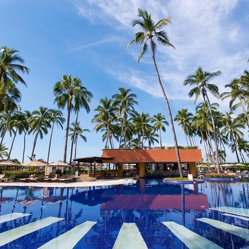 Piscina en Park Royal: Club Regina Puerto Vallarta. Palmeras y cielo azul.