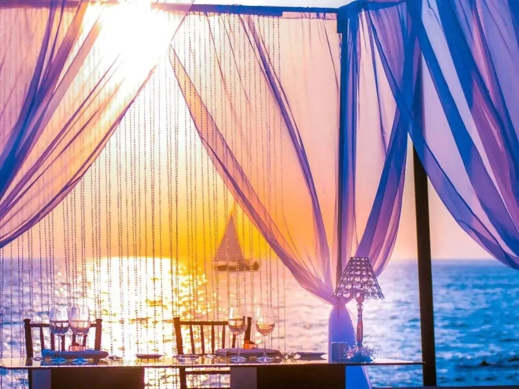 Cena romántica al atardecer en Park Royal: Club Regina Puerto Vallarta con vistas al mar.