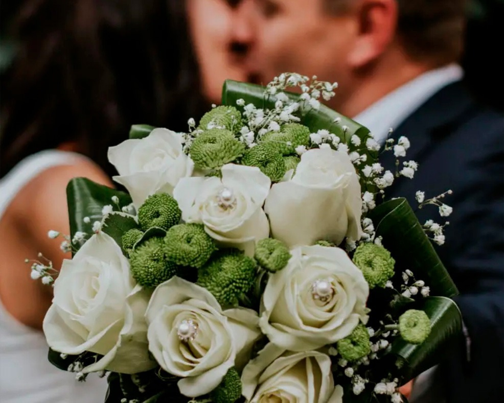 ramo de bodas de rosas blancas y verdes en Park Royal: Club Regina Puerto Vallarta
