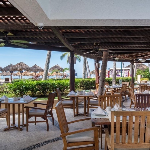 Comedor al aire libre en Park Royal: Club Regina Puerto Vallarta con vista a la playa.