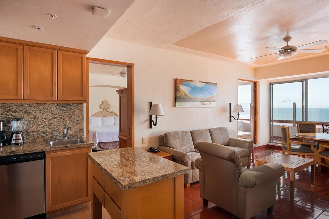 Suite con sala, cocina y vista al mar en Park Royal: Club Regina Puerto Vallarta.