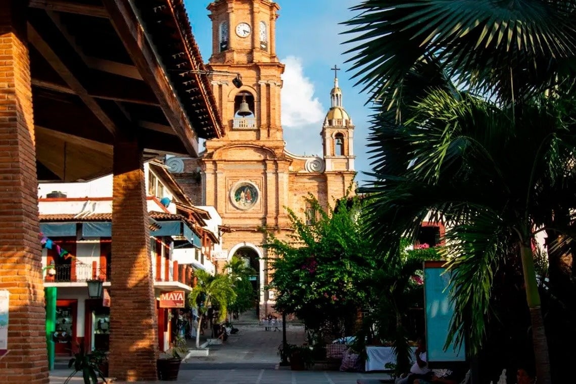 Iglesia histórica y calle con palmeras en Park Royal: Club Regina Puerto Vallarta