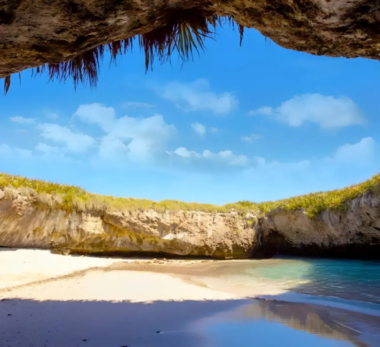 Hermosa playa y cueva en Park Royal: Club Regina Puerto Vallarta