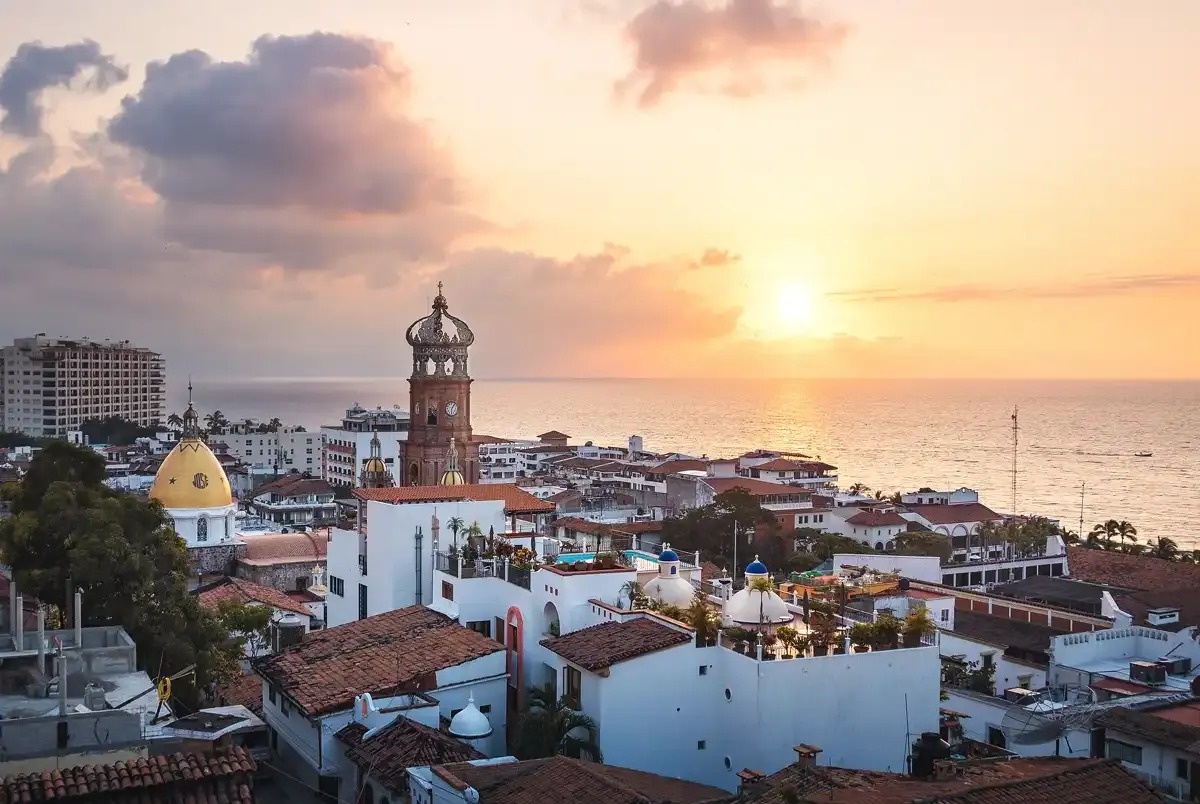 Atardecer en Park Royal: Club Regina Puerto Vallarta, vista de ciudad y mar.