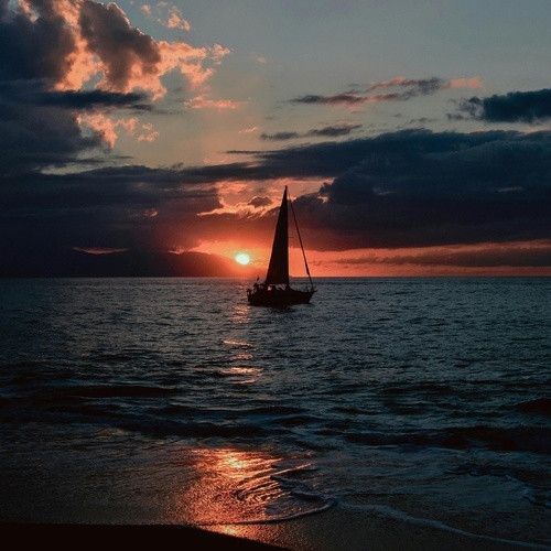 Atardecer en Park Royal: Club Regina Puerto Vallarta con velero.
