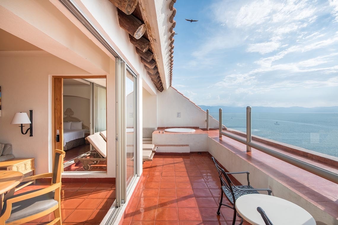 Terraza de ensueño con jacuzzi y vista al mar en Park Royal: Club Regina Puerto Vallarta.