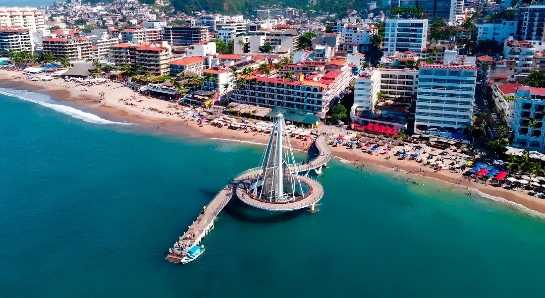 Vista aérea del Muelle de Puerto Vallarta y playa, cerca de Park Royal: Club Regina.