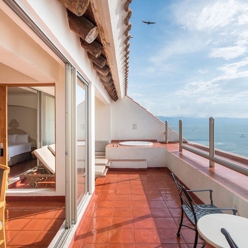 Terraza con jacuzzi y vista al mar en Park Royal: Club Regina Puerto Vallarta.