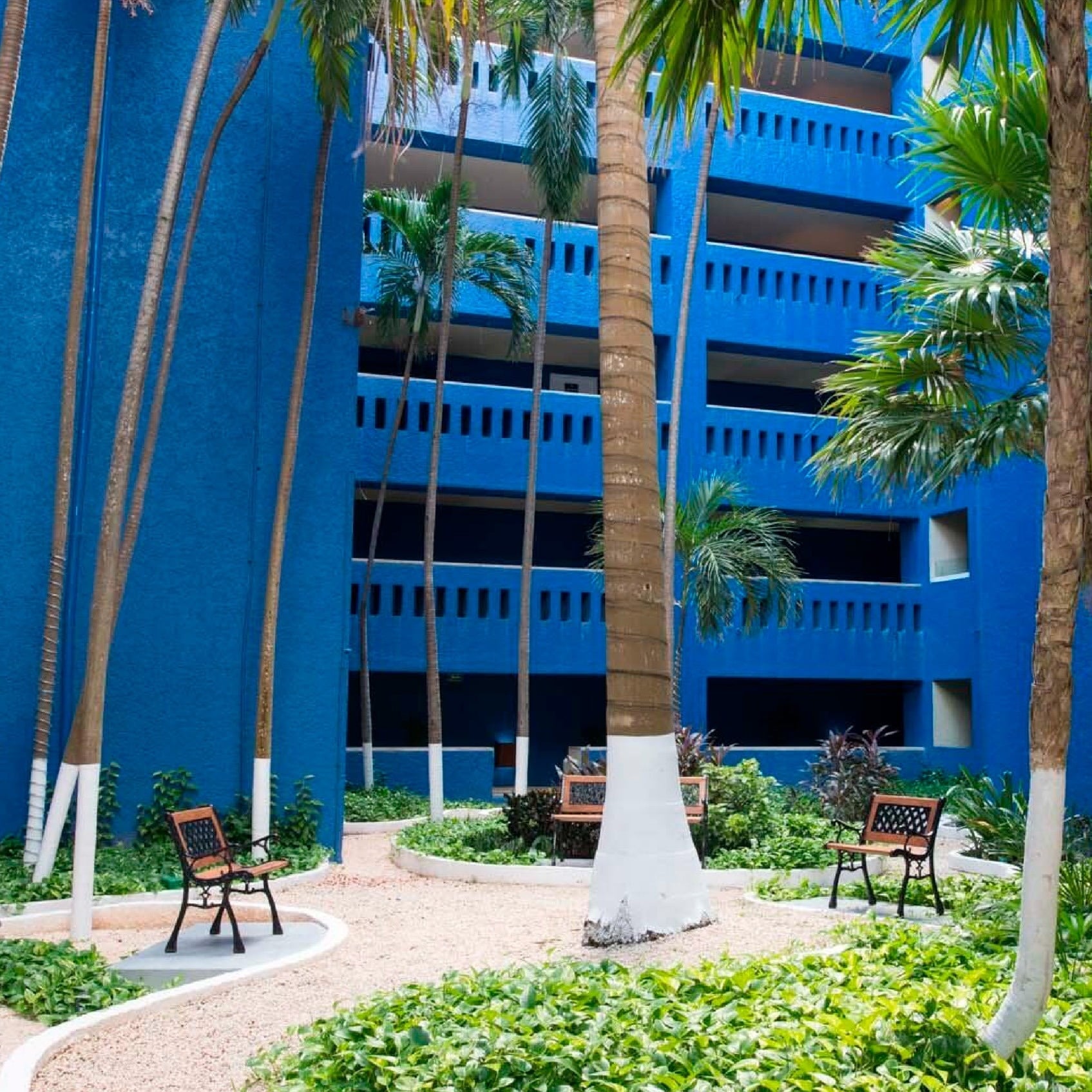 Parque Royal Club Regina: Jardines tropicales y balcones azules en Puerto Vallarta.