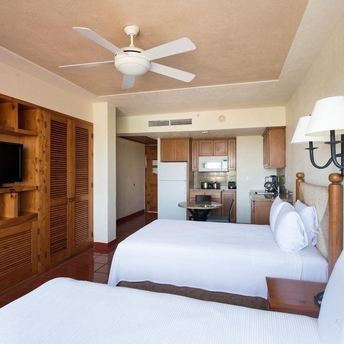 Habitación doble en Park Royal: Club Regina Puerto Vallarta con TV y kitchenette.