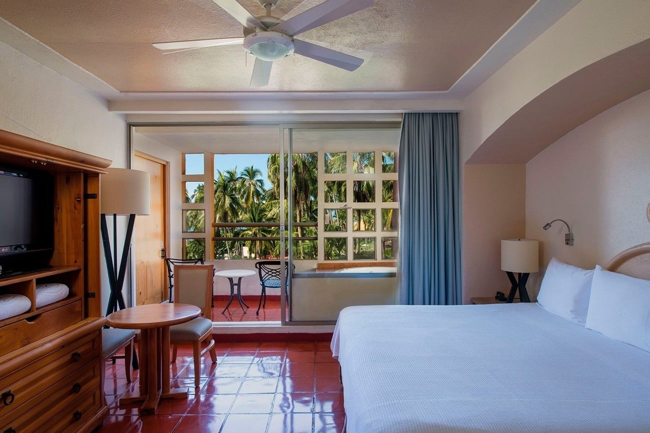 Habitación en Park Royal: Club Regina Puerto Vallarta con balcón tropical.