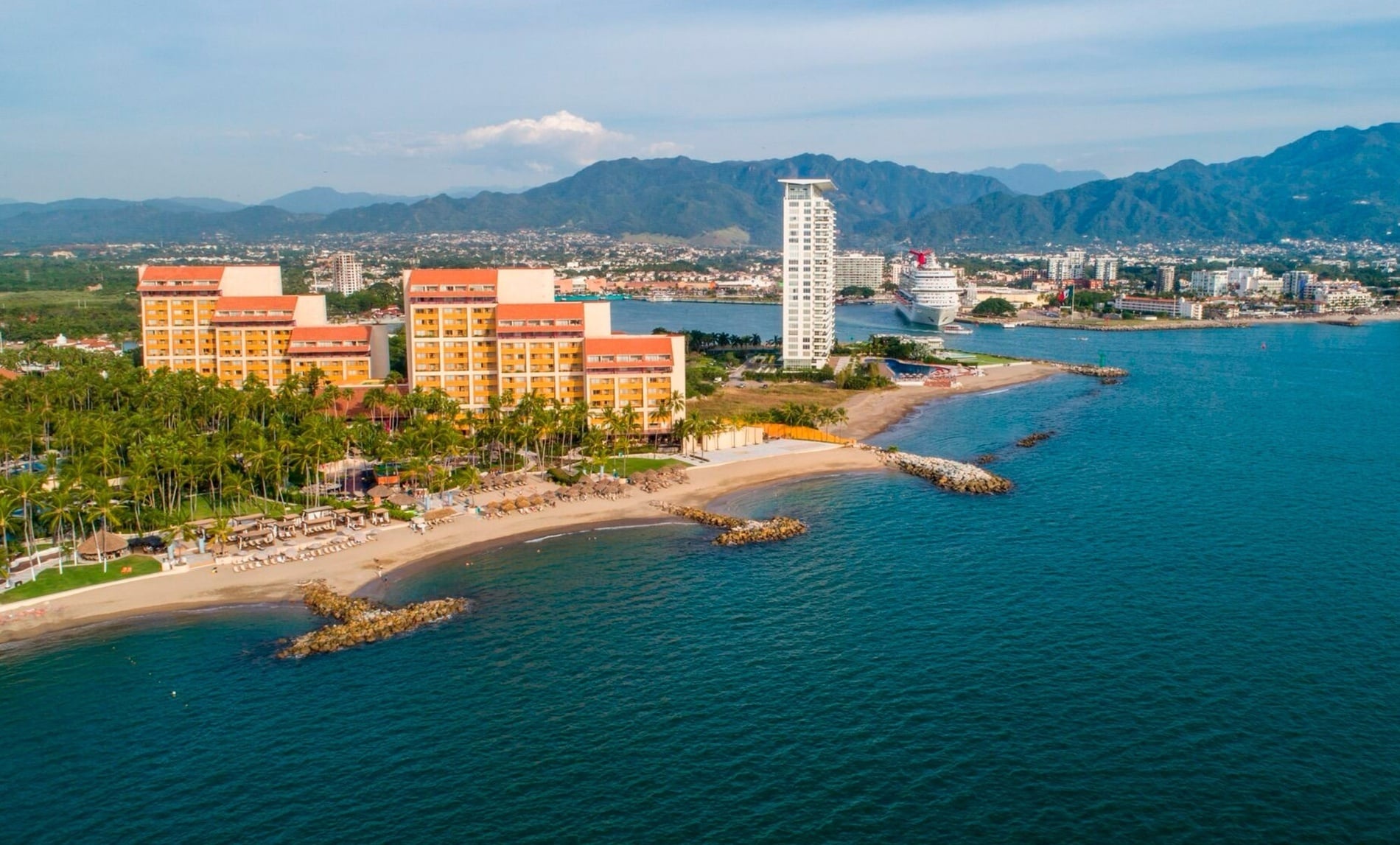 Hotel Park Royal: Club Regina Puerto Vallarta, vista aérea de playa, edificios y mar.