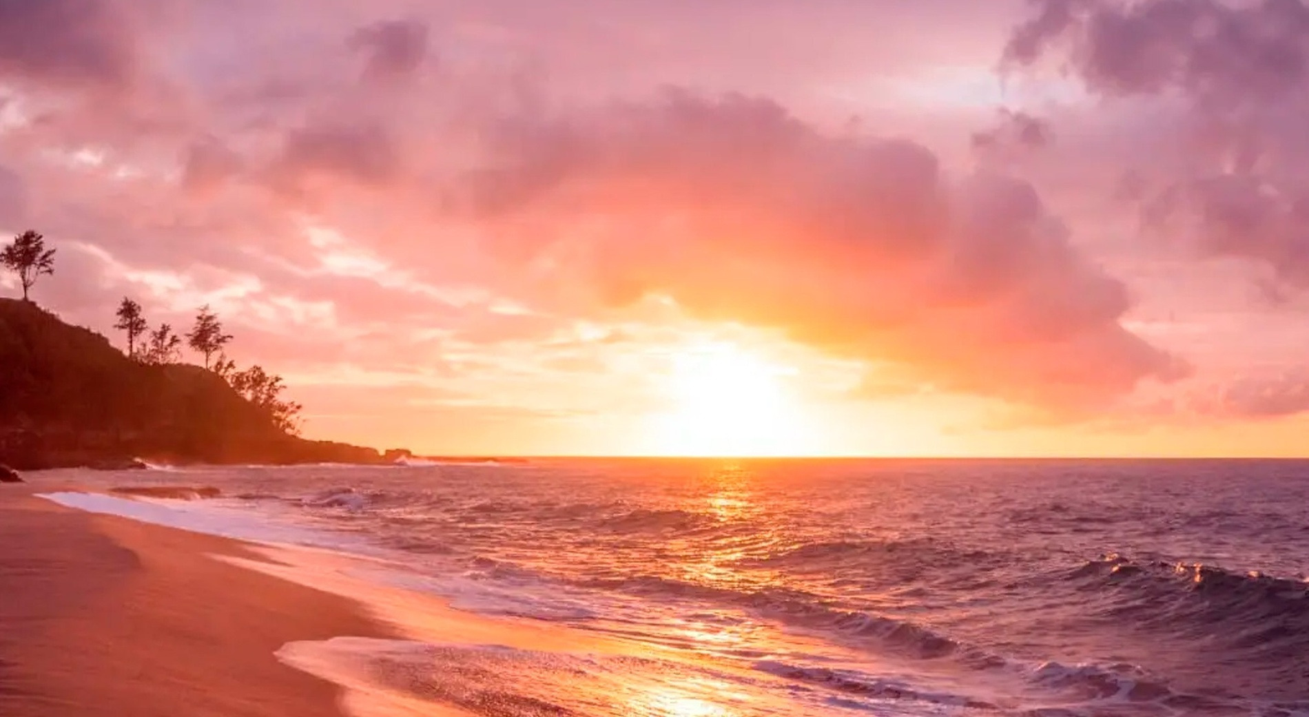 Atardecer en playa con vista al mar, ideal para Park Royal: Club Regina Puerto Vallarta.