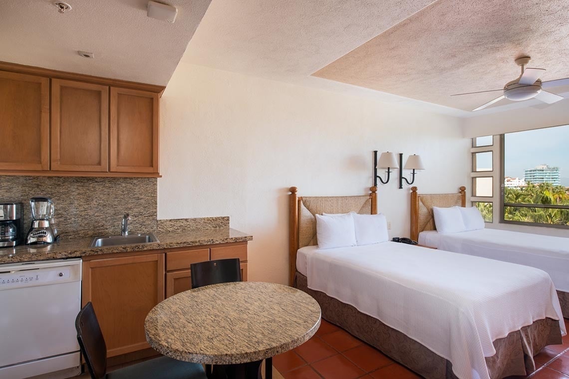 Habitación con dos camas y cocina en Park Royal: Club Regina Puerto Vallarta