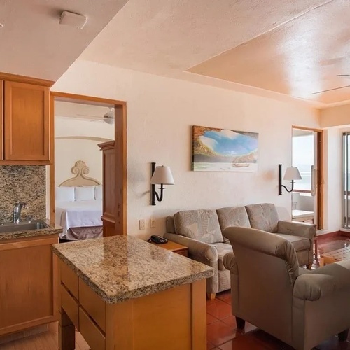 Suite en Park Royal: Club Regina Puerto Vallarta, con cocina, sala y vista al mar.