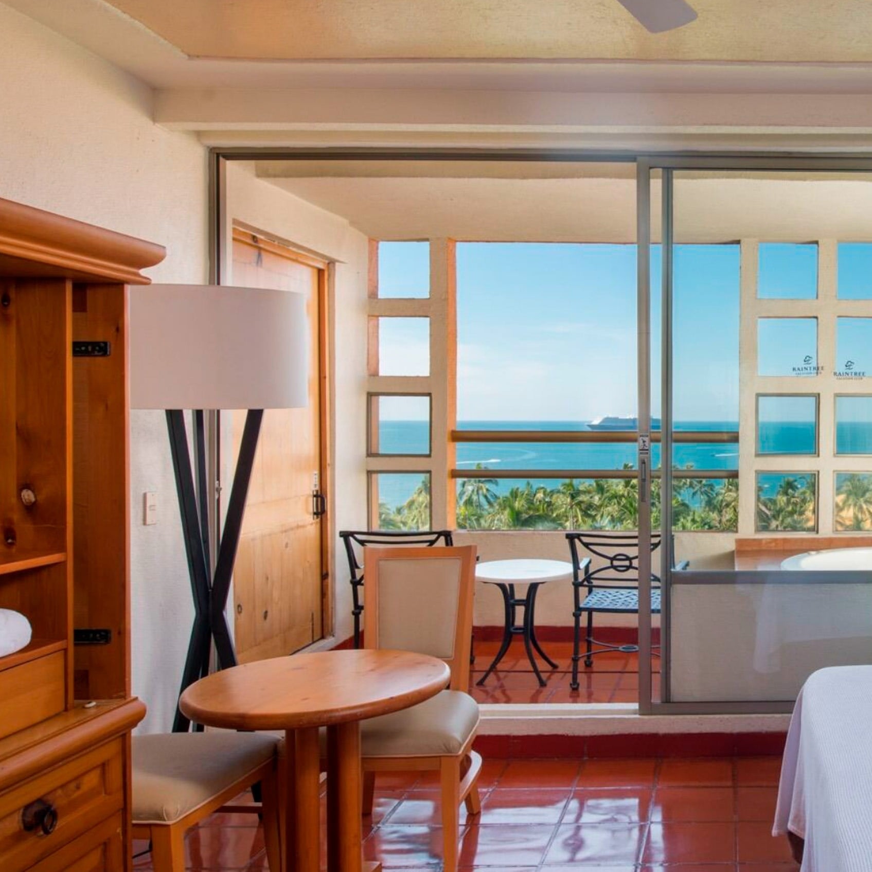 Habitación con balcón y vista al mar en Park Royal: Club Regina Puerto Vallarta.