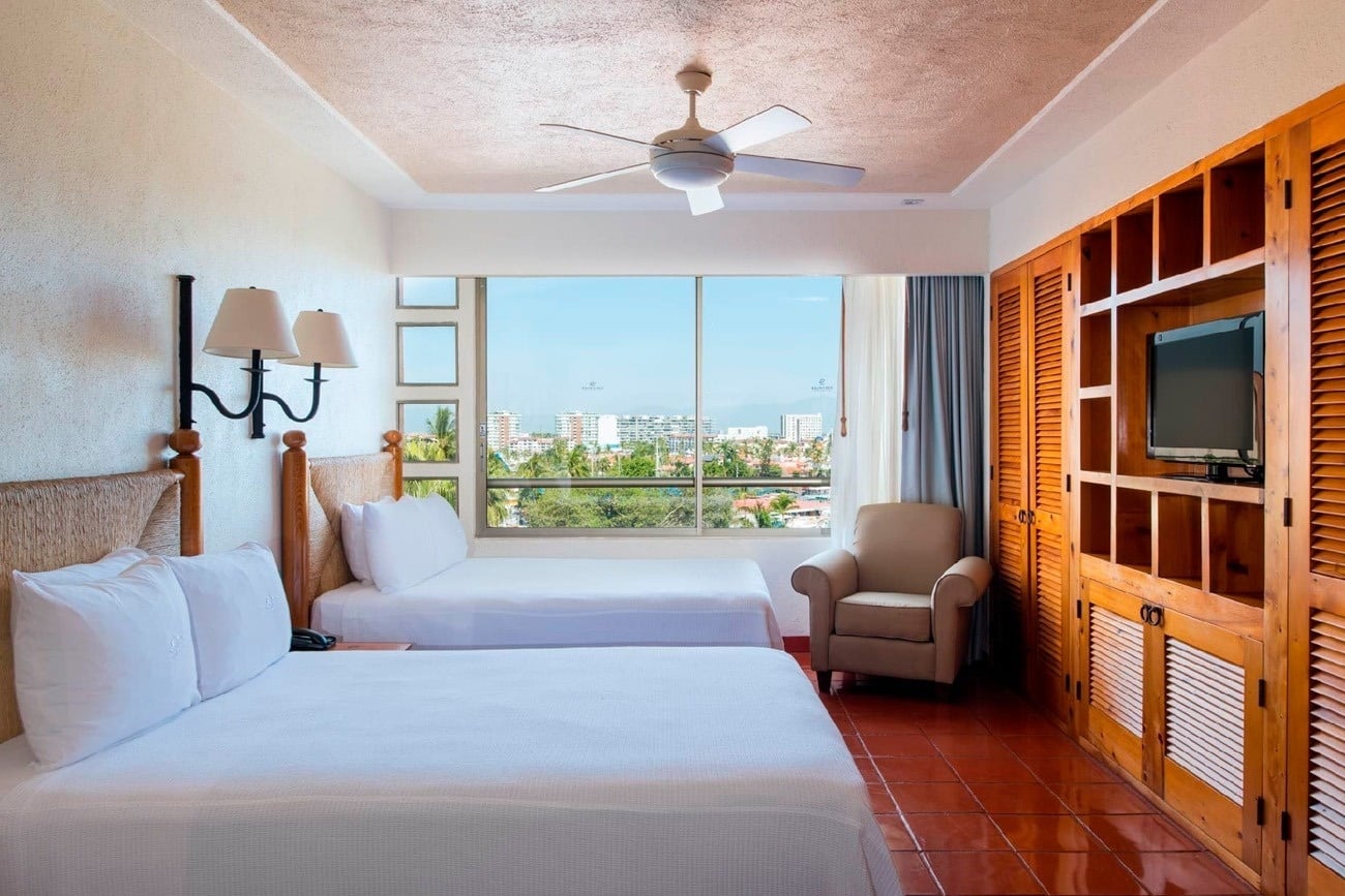 Habitación con 2 camas en Park Royal: Club Regina Puerto Vallarta con vista.
