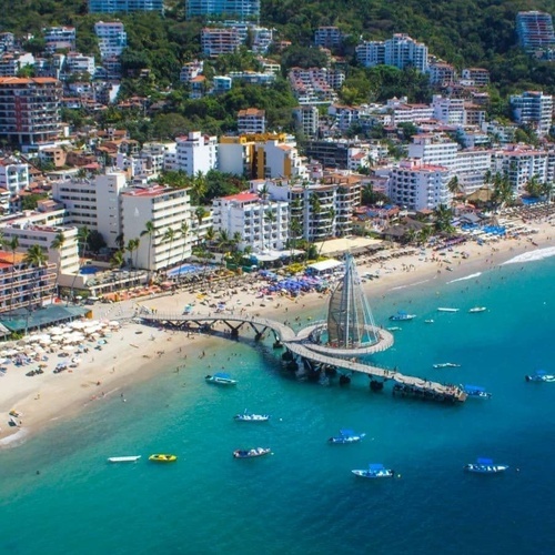 Vistas panorámicas del hotel Park Royal: Club Regina Puerto Vallarta, playa y mar turquesa.