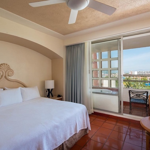Habitación con jacuzzi y vista al mar en Park Royal: Club Regina Puerto Vallarta.