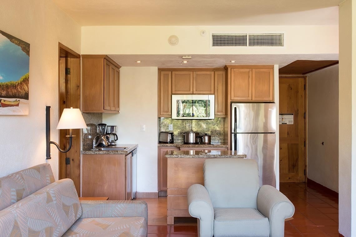 Cocina equipada y sala de estar en Park Royal: Club Regina Puerto Vallarta.