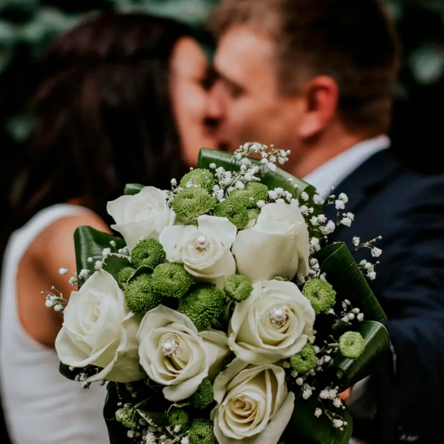 Pareja besándose, ramo de rosas en Park Royal: Club Regina Puerto Vallarta.