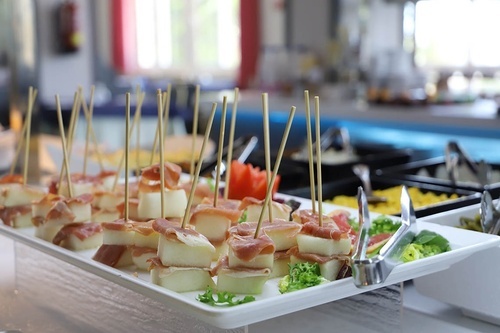4-star Hotel Pato Amarillo: Melon and prosciutto appetizers on a buffet.