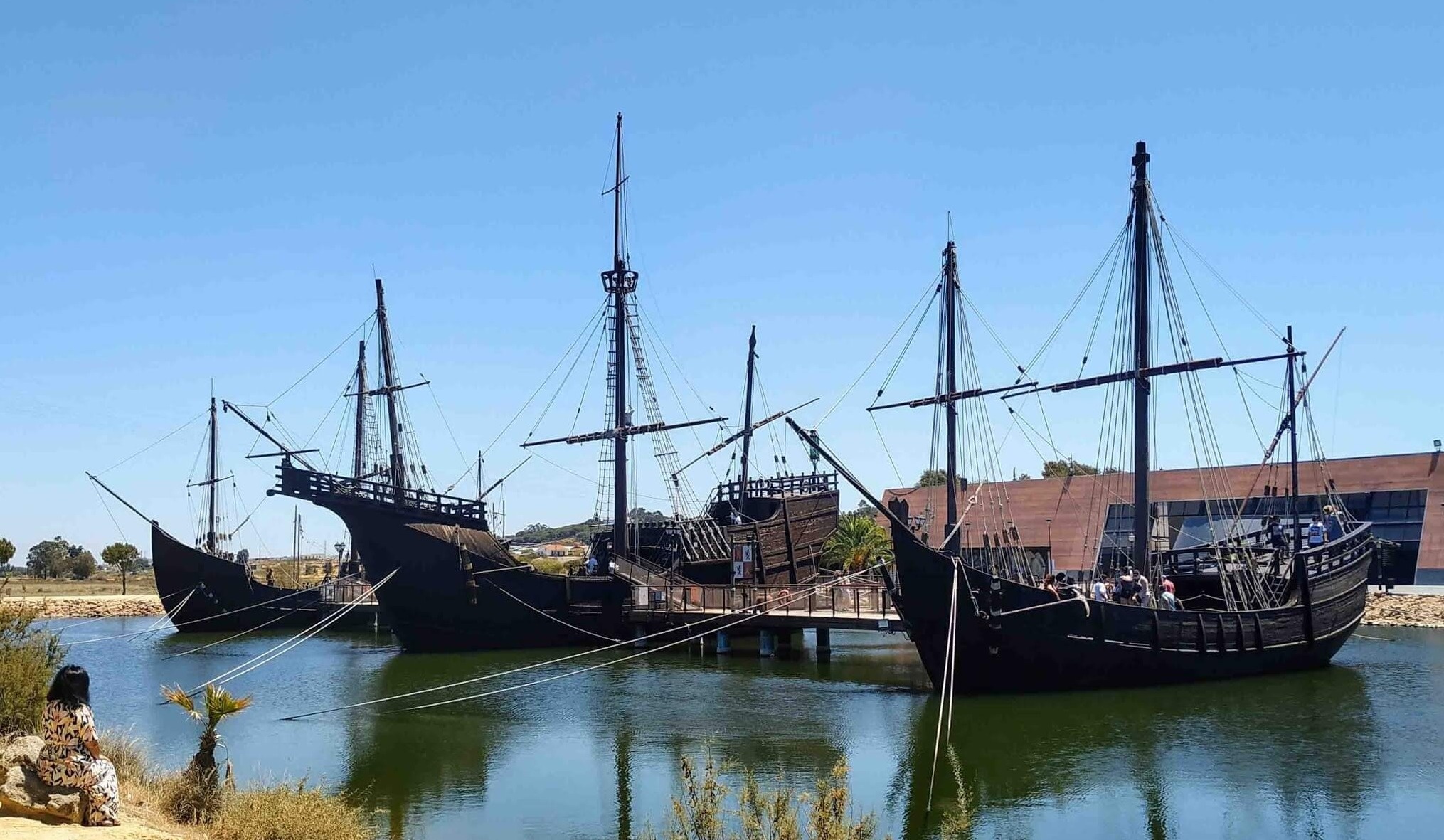 Pato Corporativa: Deslumbrantes navios históricos em lago, ideal para eventos ou lazer.