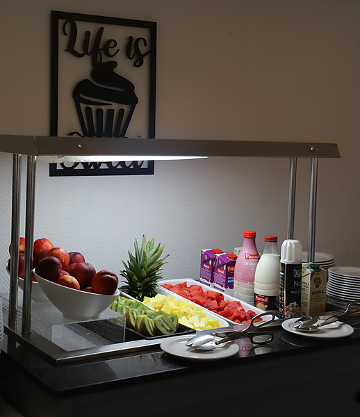 Pato: Corporativo - Buffet de hotel com saladas frescas e pratos variados.