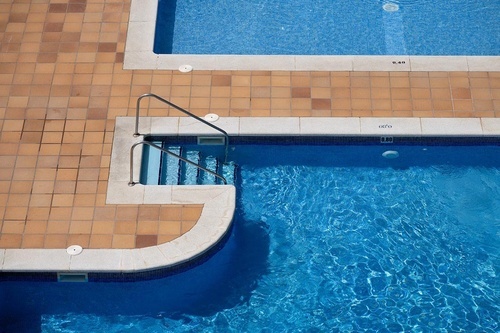 Hotel Pato Amarillo: Refreshing blue swimming pools with steps & terracotta deck in Punta Umbría, Huelva.