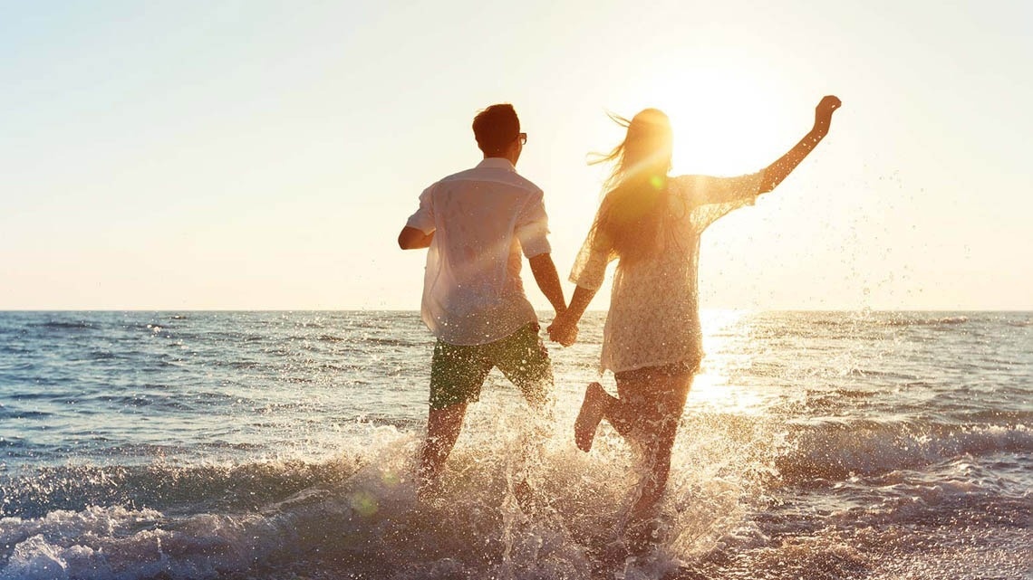 Pareja disfrutando el mar al atardecer, una experiencia Pato: Corporativa.