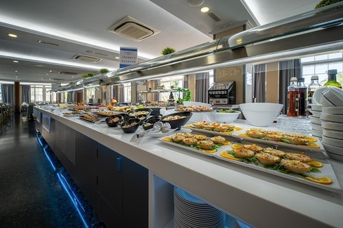 Hotel Pato Amarillo offers a diverse buffet experience with fresh appetizers and salads at our 4-star hotel in Punta Umbría, Huelva.