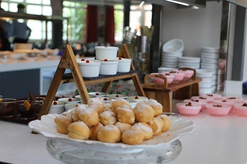Dessert buffet with cream puffs and pink puddings at Hotel Pato Amarillo | 4-star hotel in Punta Umbría (Huelva).
