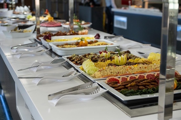 Hotel buffet featuring diverse dishes and serving utensils, perfect for Pato: Corporativa catering.