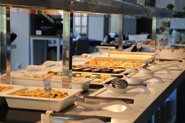 Pato: Corporativa hotel buffet. Diverse, fresh dishes ideal for corporate events.