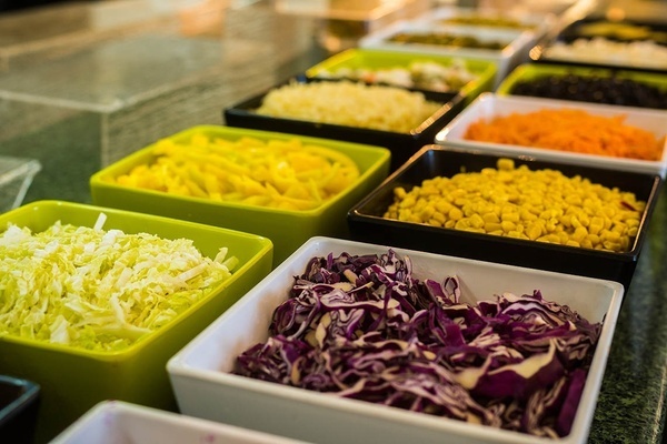 Vibrant salad bar with diverse fresh ingredients for Pato Corporativa events.