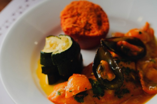 Prato de marisco e vegetais no Hotel Pato Amarillo, 4 estrelas em Punta Umbría.