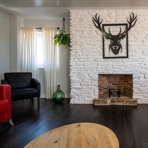 Cozy living room with fireplace and deer decor at Pato Rojo Hotel in Punta Umbria, Huelva.
