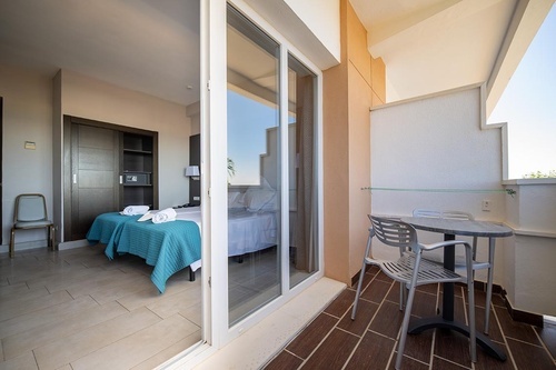 Bright twin room with balcony at Hotel Pato Amarillo, a 4-star hotel in Punta Umbría (Huelva).